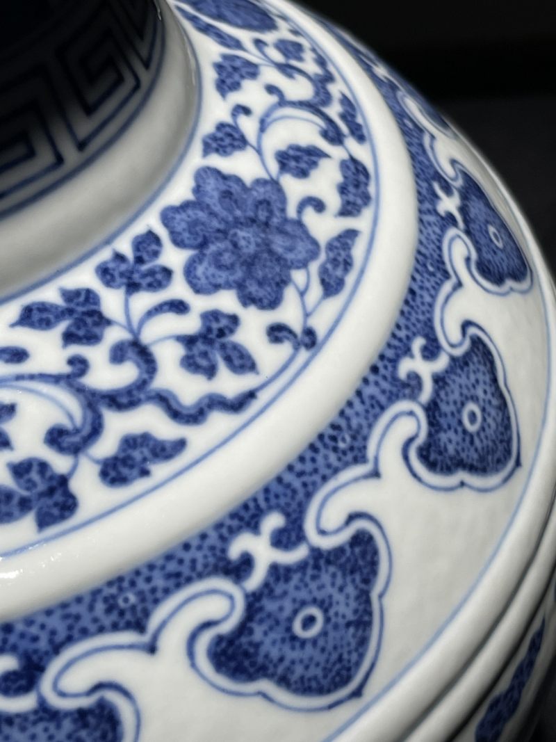 清同治 青花缠枝莲纹赏瓶 - 图10
