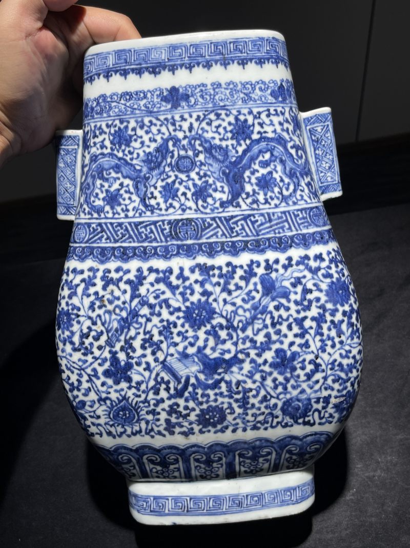 清乾隆 青花龙穿花纹穿带尊 - 图5