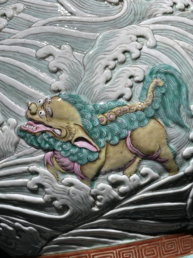 清中期 雕瓷粉彩描金海水狮子纹象耳尊 - 图7