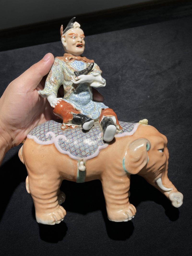 清中期 粉彩胡人献宝太平有象一对 - 图3