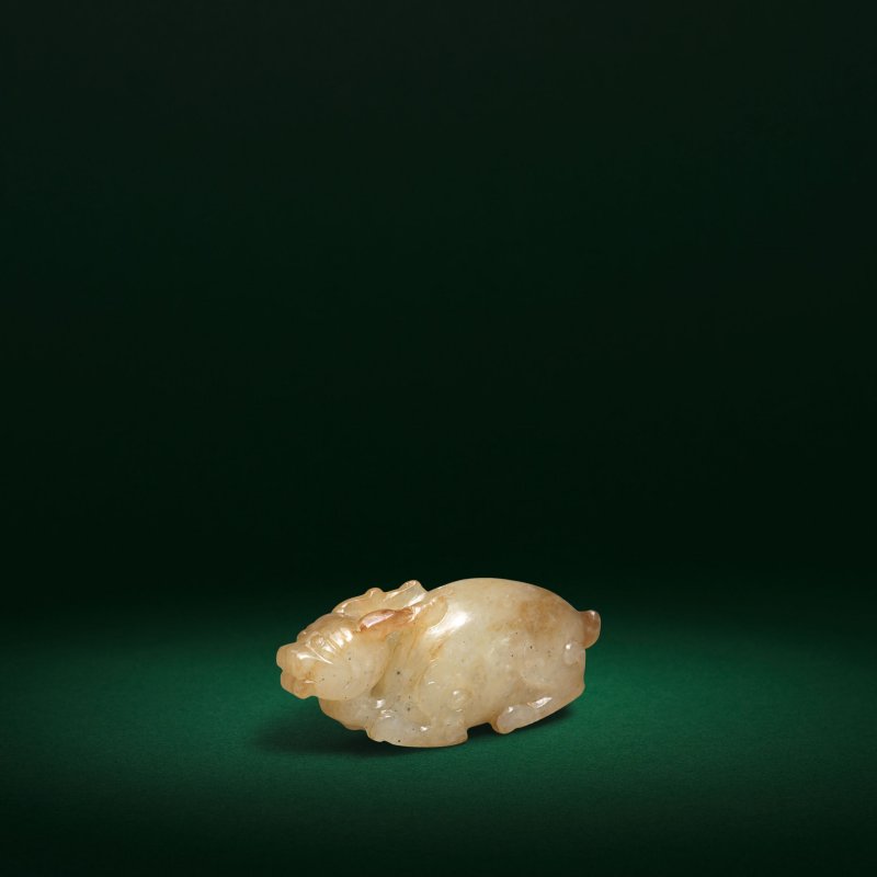 宋或更早 青玉瑞獸 | A RARE SMALL PALE GREEN AND RUSSET JADE MYTHICAL BEAST CARVING - 图4