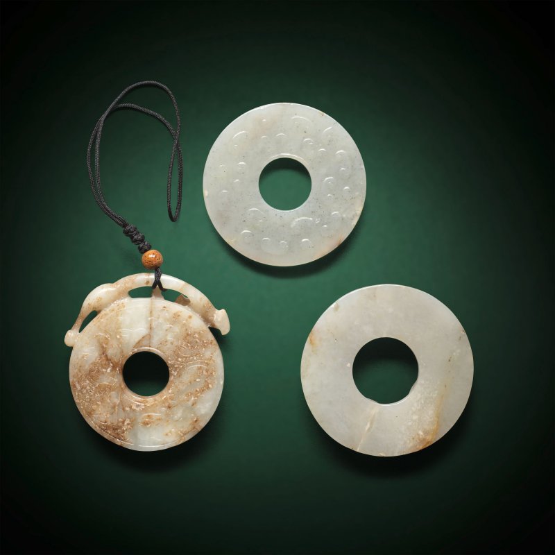或明 仿古螭龍紋玉璧一組三件 | THREE ARCHAISTIC 'CHILONG' BI DISCS - 图2