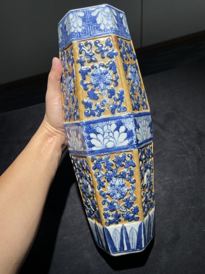 清中期 紫金地青花堆塑花卉纹六方橄榄瓶一对 - 图12