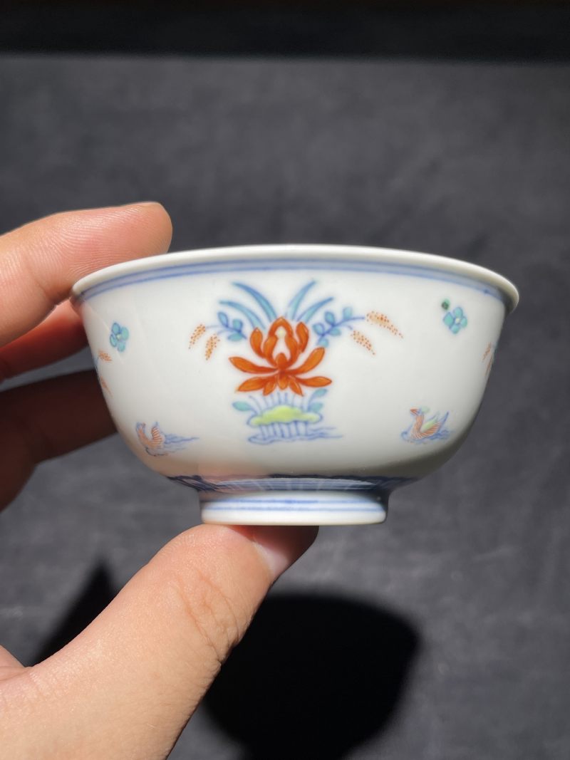 清中期 斗彩莲池鸳鸯纹杯一对 - 图2