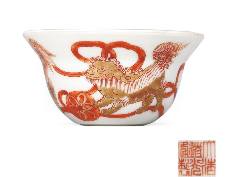 清道光 矾红描金狮子绣球纹杯