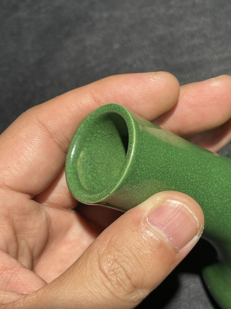 清中期鱼籽绿釉荸荠瓶 - 图5