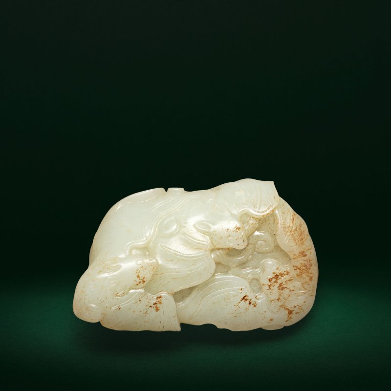 十八世紀 青玉雕五蝠紋紙鎮 | A PALE GREEN AND RUSSET JADE 'FIVE BATS' SCROLL-WEIGHT - 图2