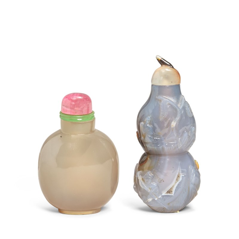 十九世紀 瑪瑙葫蘆鼻烟壺及瑪瑙人物園景鼻烟壺 | AN AGATE DOUBLE GOURD SNUFF BOTTLE AND AN AGATE FIGURAL SNUFF BOTTLE - 图2