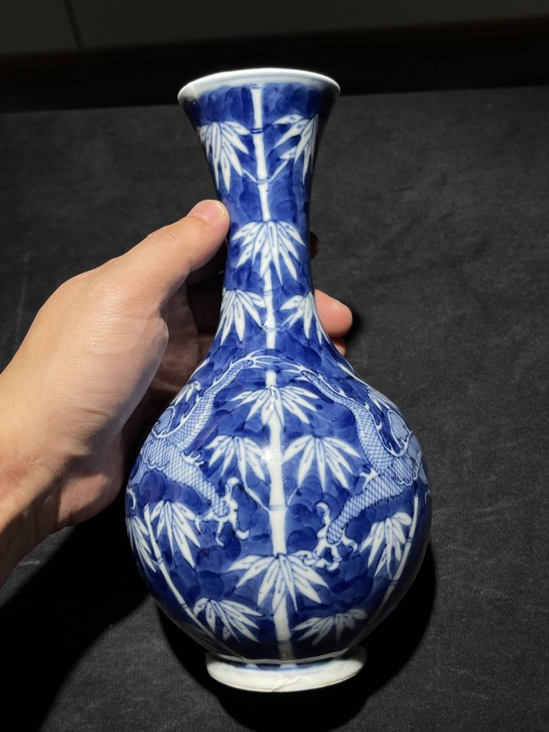 清晚期 青花留白龙纹小赏瓶 - 图4