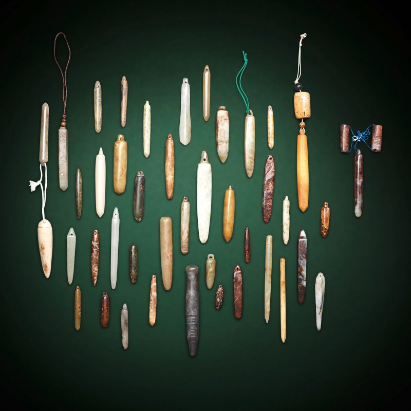 新石器時代及其後 玉錐形器一組 | A LARGE GROUP OF AWL-SHAPED JADE AND HARDSTONE ORNAMENTS - 图1