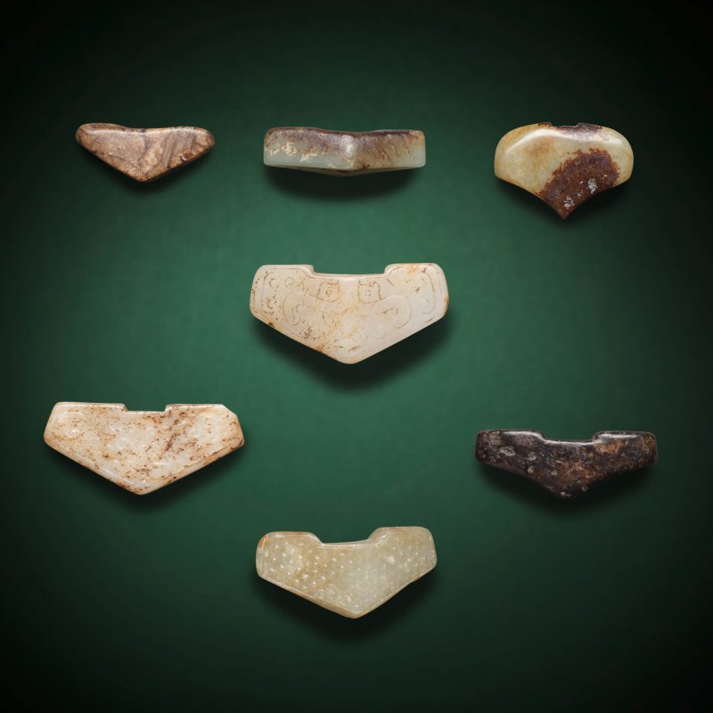 或漢及更晚 劍格一組七件 | A GROUP OF SEVEN JADE SWORD GUARDS - 图2
