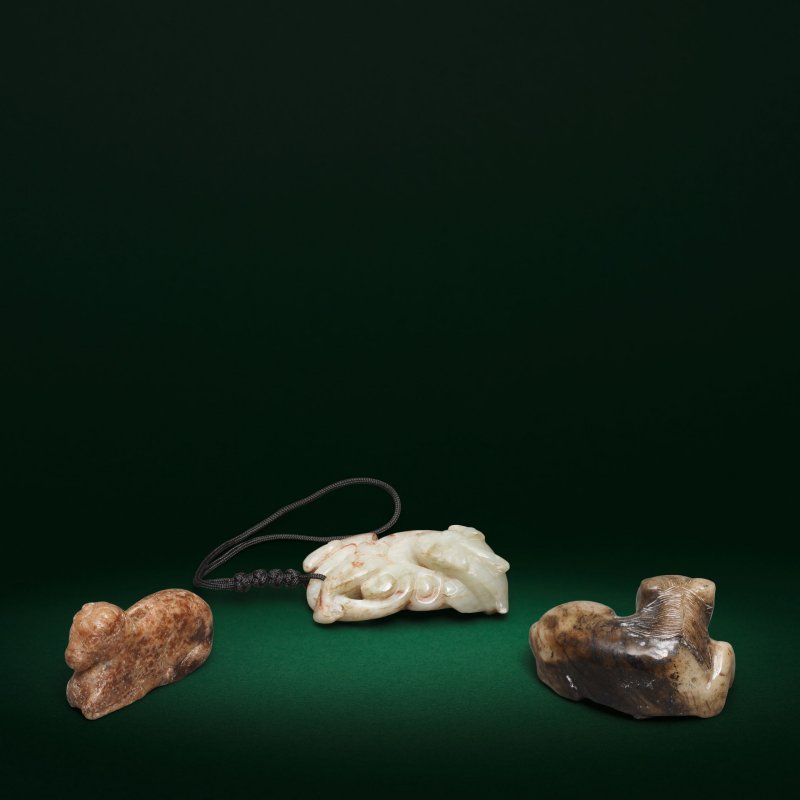 或明 玉雕螭龍紋把件 或二十世紀 玉雕馬兩件 | A PALE GREEN AND RUSSET JADE CHILONG CARVING AND TWO HORSE CARVINGS - 图2