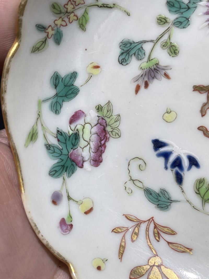 清道光 粉彩描金花卉纹花口盘一对 - 图14