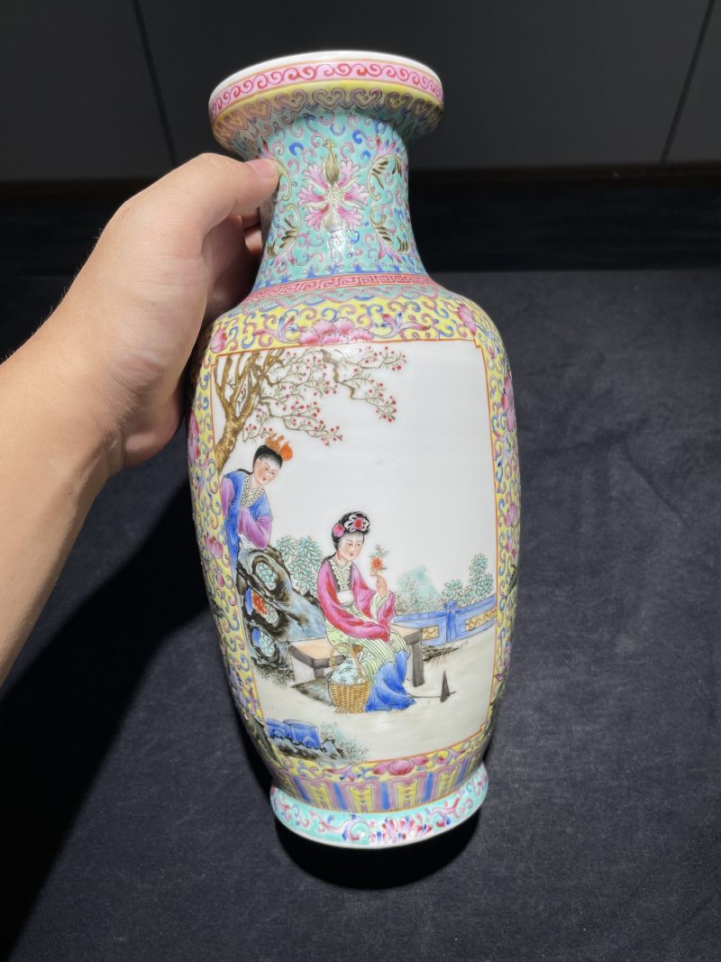 50年代 粉彩开窗侍女人物纹瓶一对 - 图11