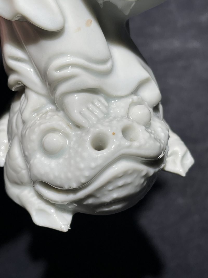 清晚期 白釉刘海戏金蟾瓷塑一对 - 图9