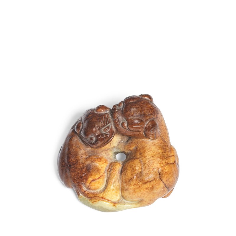 清 褐青玉雕佛獅把件 | A PALE GREEN AND RUSSET JADE 'LIONS' GROUP - 图3