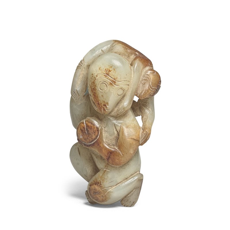 十九世紀 玉雕褐斑靈猴獻壽把件 | A PALE GREEN AND RUSSET JADE 'MONKEY AND PEACH' GROUP