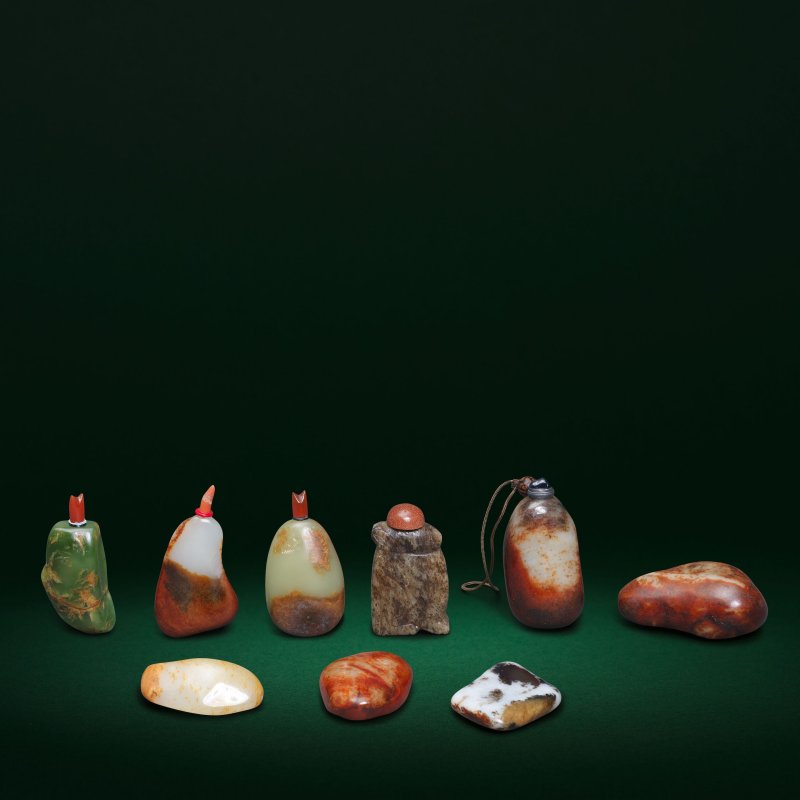 十九/二十世紀 鼻烟壺一組八件及鼻烟碟一件 | A GROUP OF EIGHT SNUFF BOTTLES AND A JADE SNUFF DISH