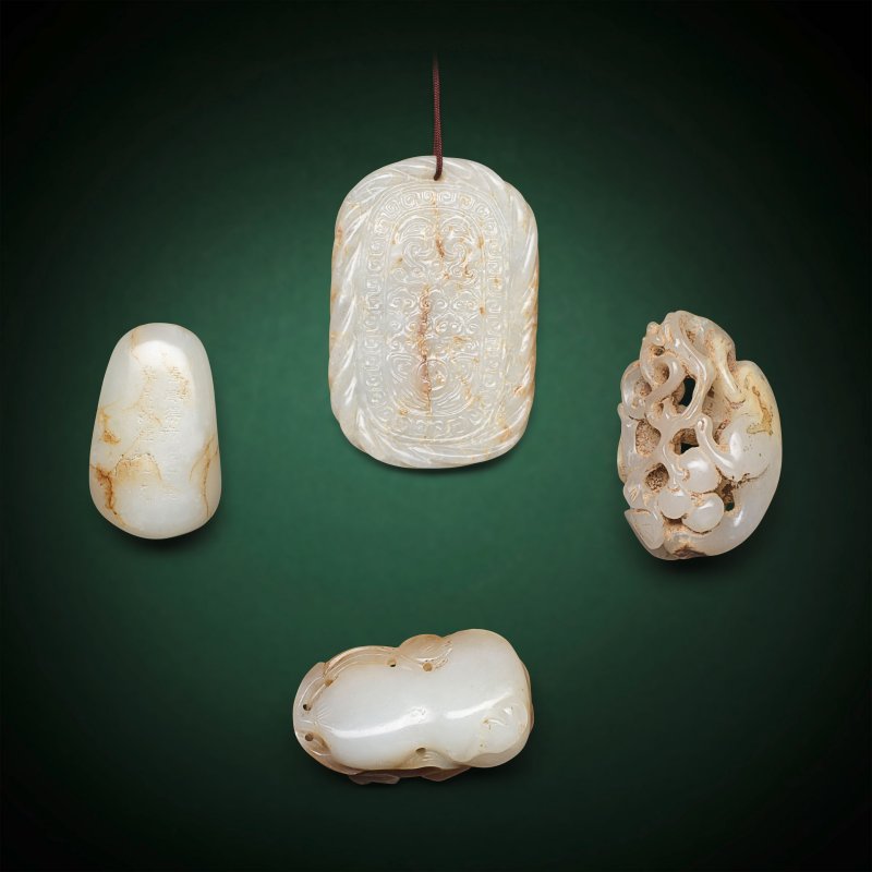 清及更晚 松鼠紋玉珮兩件、詩文玉珮一件及如意鳳紋玉珮一件 | A JADE GROUP INCLUDING TWO SQUIRREL PENDANTS; AN INSCRIBED PEBBLE-SHAPED PENDANT; AND AN OVAL PENDANT - 图2