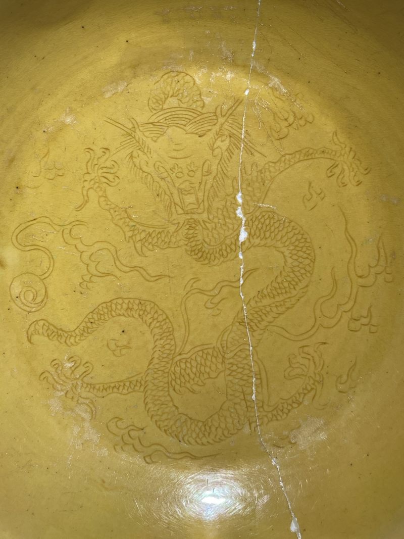清康熙 黄釉暗刻龙纹盘 - 图3