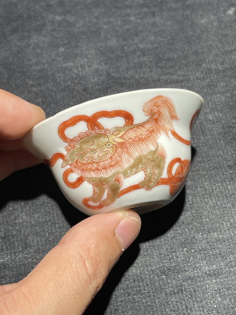 清道光 矾红描金狮子绣球纹杯 - 图2