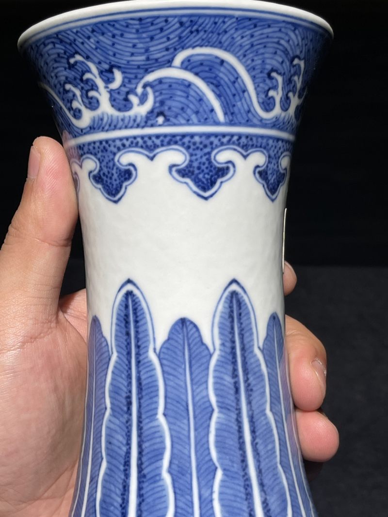 清同治 青花缠枝莲纹赏瓶 - 图11