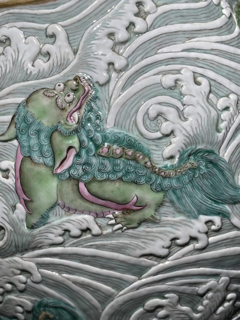 清中期 雕瓷粉彩描金海水狮子纹象耳尊 - 图8