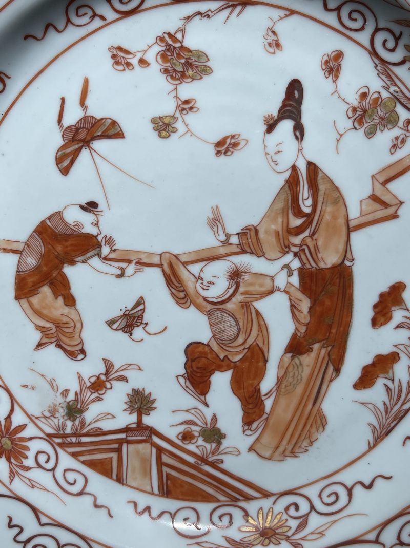 清康熙 矾红描金教子图盘 - 图3