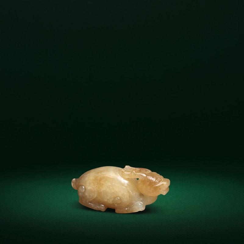 宋或更早 青玉瑞獸 | A RARE SMALL PALE GREEN AND RUSSET JADE MYTHICAL BEAST CARVING - 图5
