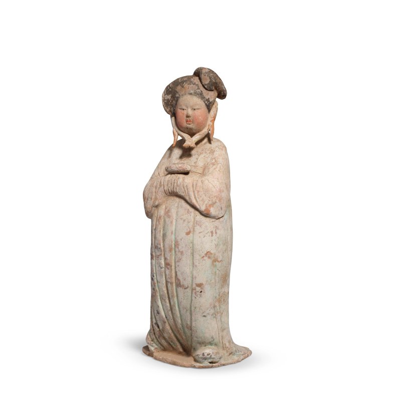 唐 陶加彩仕女佣 | A PAINTED POTTERY FIGURE OF A COURT LADY