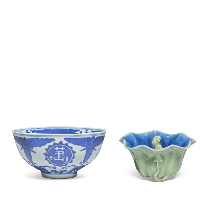 十七/十八世紀 青花盌及公道盃 | A BLUE AND WHITE BOWL TOGETHER WITH A BLUE AND CELADON-GLAZED 'TRICK' CUP - 图1