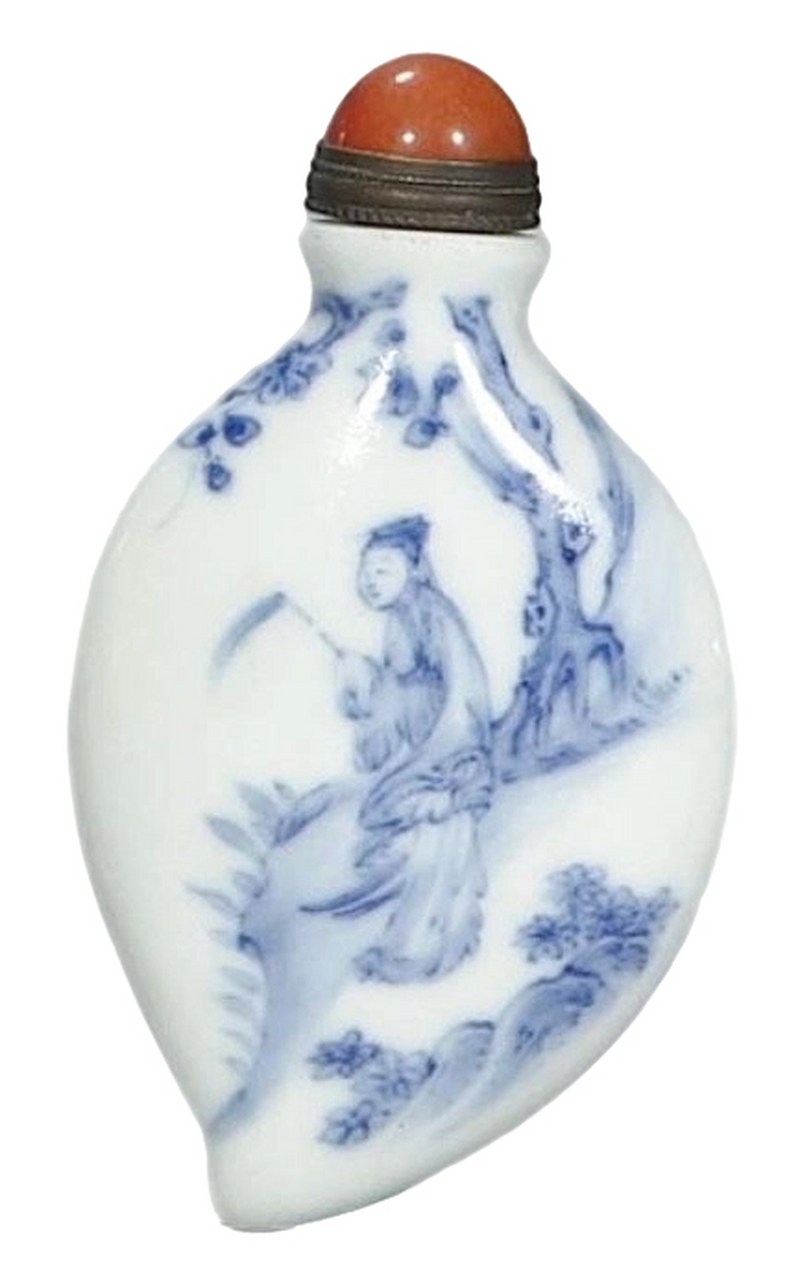 清中期 青花人物纹鼻烟壶
