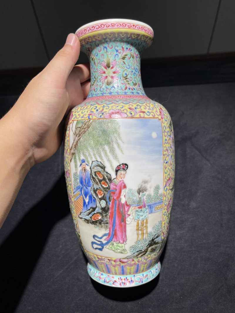 50年代 粉彩开窗侍女人物纹瓶一对 - 图12