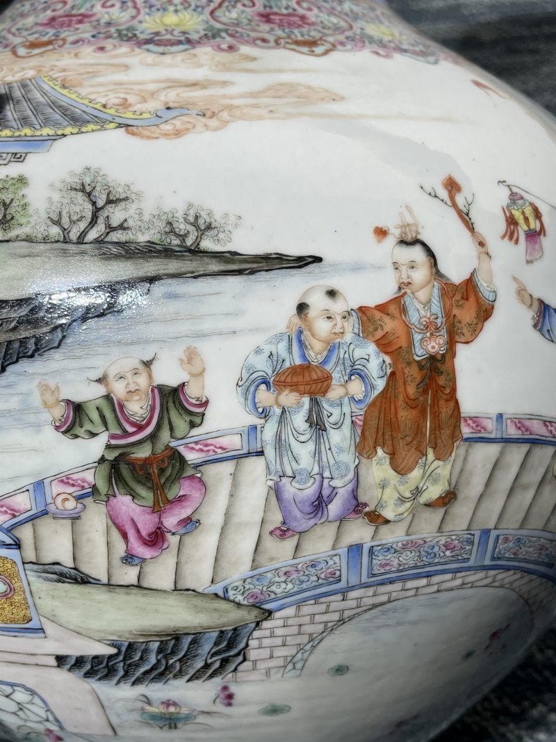 民国 粉彩婴戏纹大天球瓶 - 图10