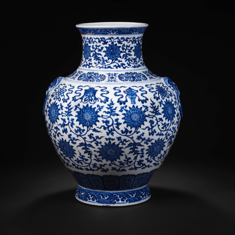 清乾隆 青花纏枝蓮八吉祥紋鋪首耳壺 | A VERY RARE LARGE IMPERIAL MING-STYLE BLUE AND WHITE 'BAJIXIANG' VASE, HU - 图21