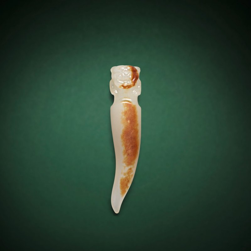 宋/明 白玉帶皮獸面紋玉觿 | A VERY RARE WHITE AND RUSSET JADE INSCRIBED PENDANT, XI - 图1