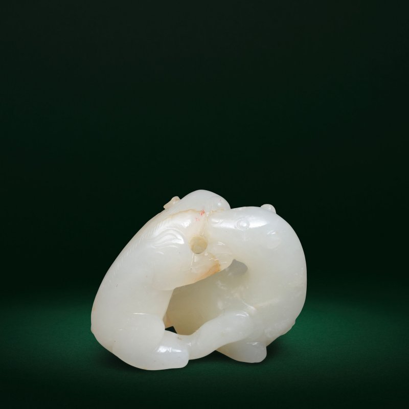 十八世紀 白玉雙獾把件 | A PALE GREEN JADE MYTHICAL BADGERS GROUP - 图5