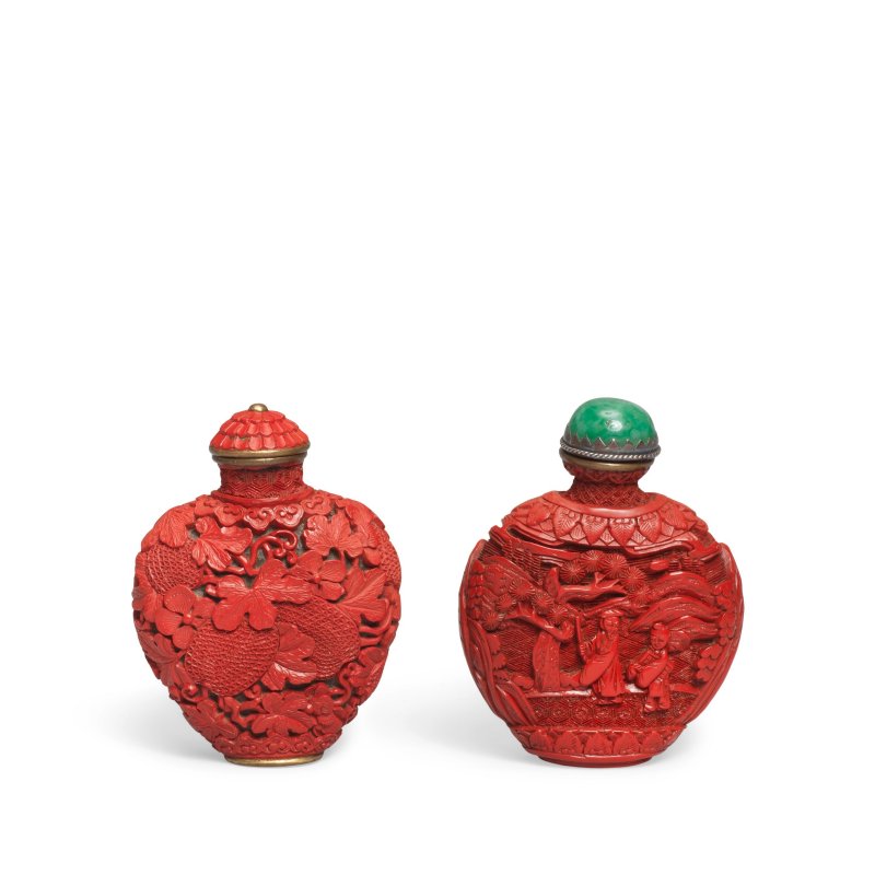 清乾隆 剔紅瓜瓞綿綿紋鼻烟壺 及十九世紀 剔紅高士圖鼻烟壺 一組兩件 | A CARVED CINNABAR LACQUER 'MELON' SNUFF BOTTLE AND COVER; TOGETHER WITH A CARVED CINNABAR LACQUER 'FIGURAL' SNUFF BOTTLE - 图3