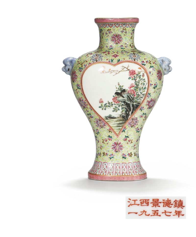 1957年 粉彩花卉开光英雄独立纹双耳瓶 - 图1