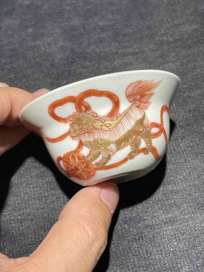清道光 矾红描金狮子绣球纹杯 - 图3