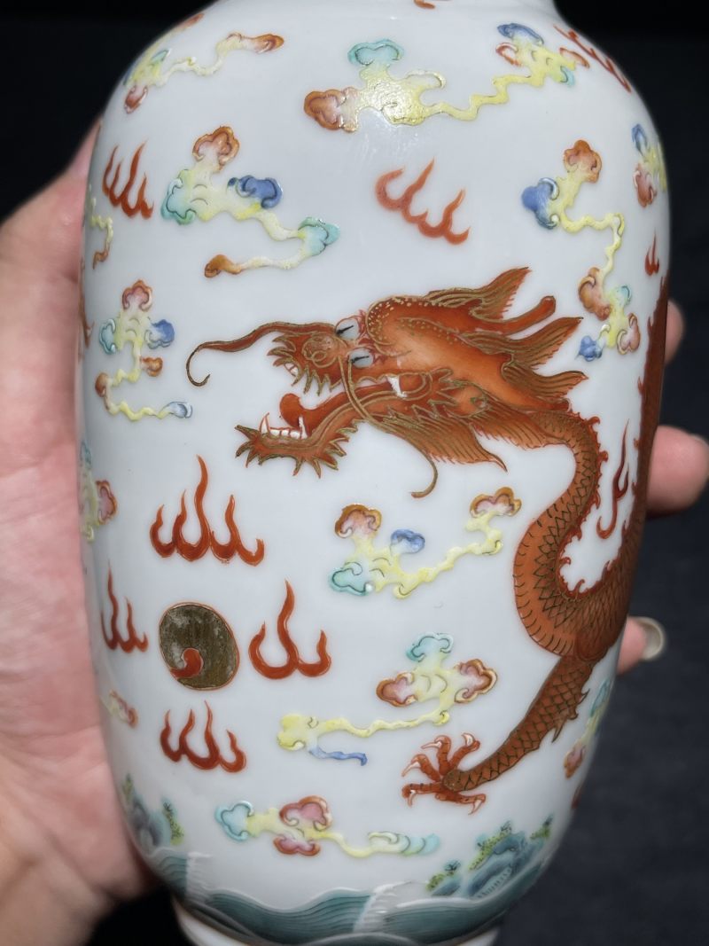 清光绪 粉彩二龙戏珠纹灯笼瓶 - 图4