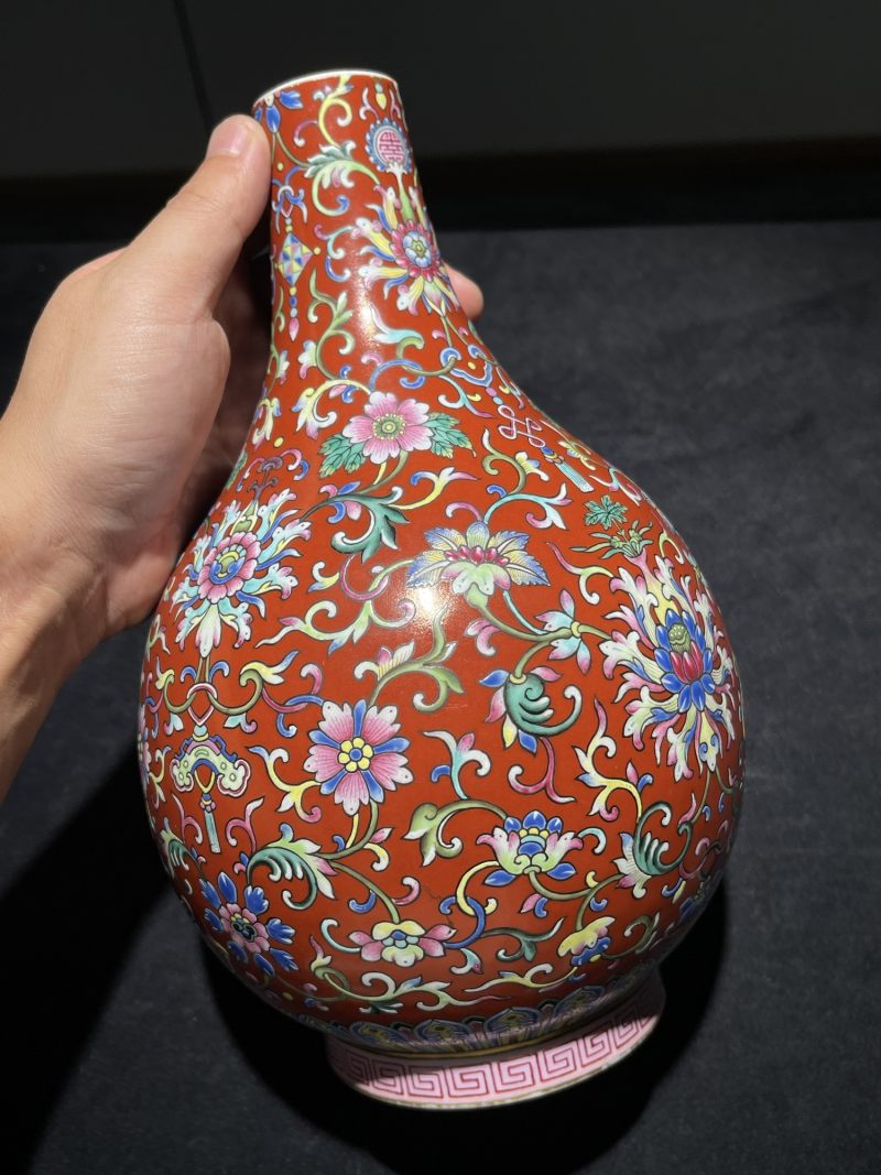 清道光 胭脂地洋彩西番莲纹胆瓶 - 图4