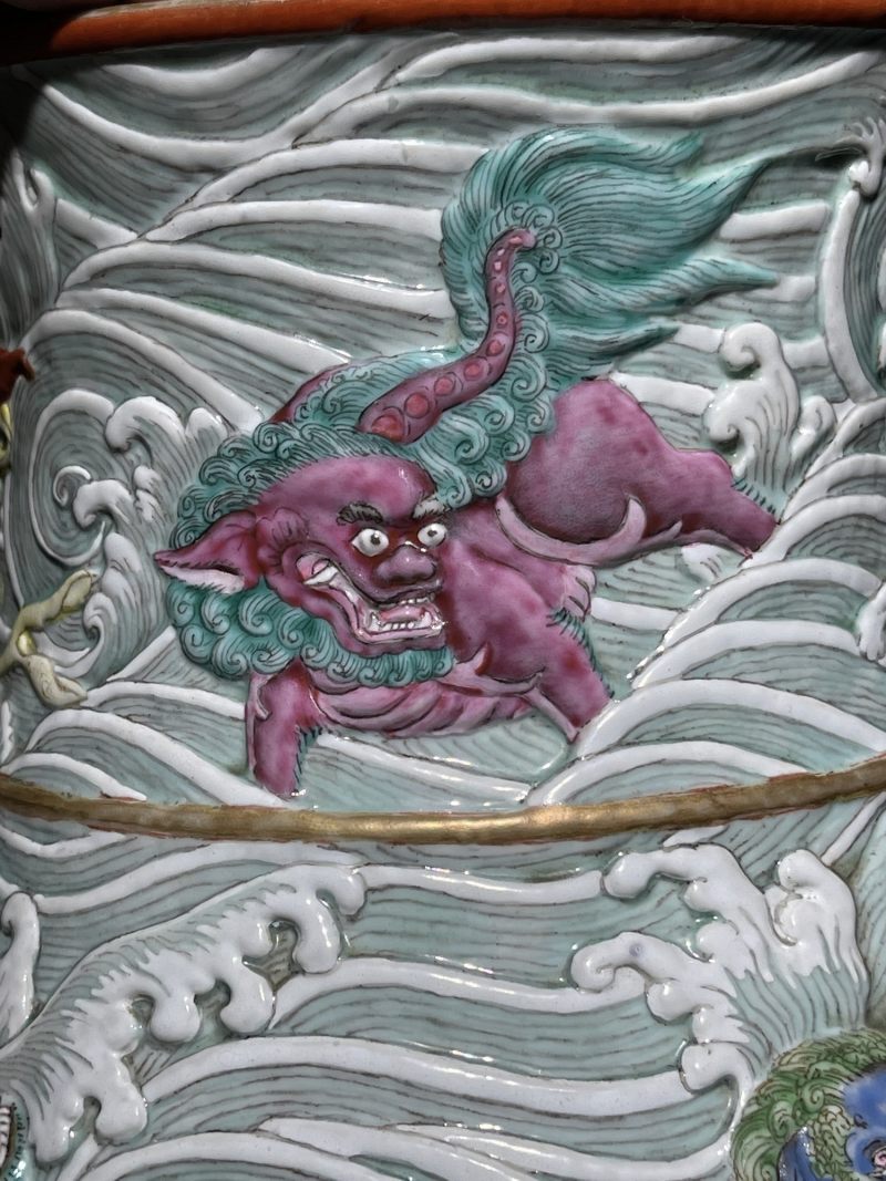 清中期 雕瓷粉彩描金海水狮子纹象耳尊 - 图9