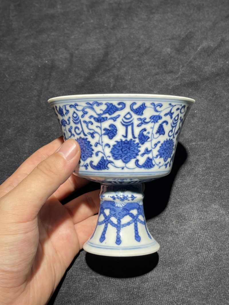 清道光 青花莲托梵文高足杯 - 图3