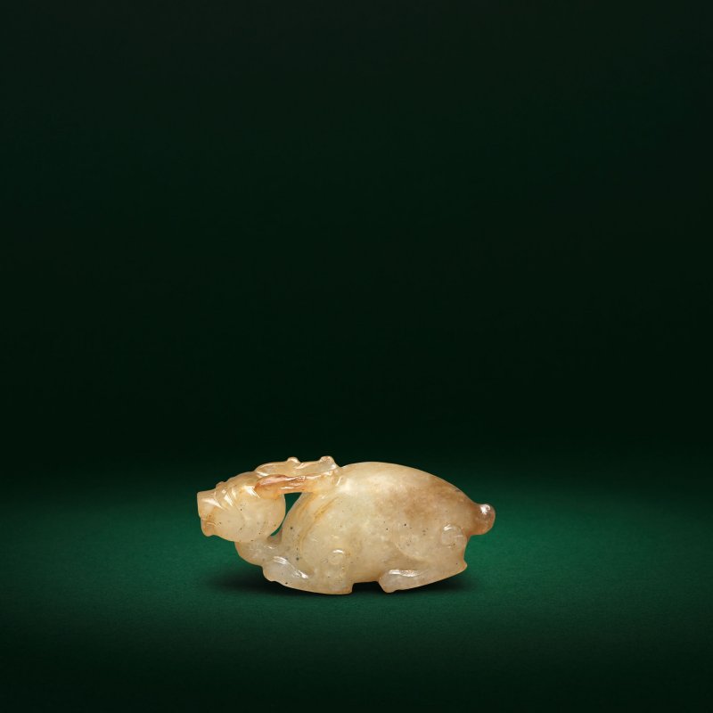 宋或更早 青玉瑞獸 | A RARE SMALL PALE GREEN AND RUSSET JADE MYTHICAL BEAST CARVING - 图6