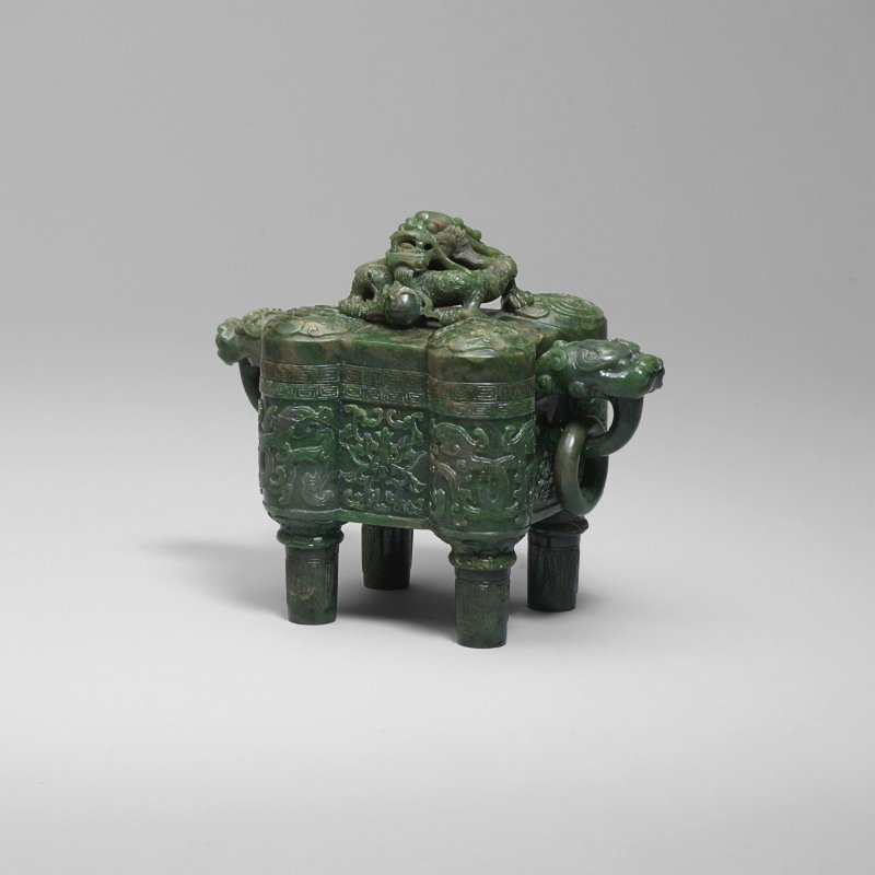 清乾隆 碧玉雕雙龍活環耳蓋爐 | AN ARCHAISTIC SPINACH-GREEN JADE INCENSE BURNER AND COVER, TULU
