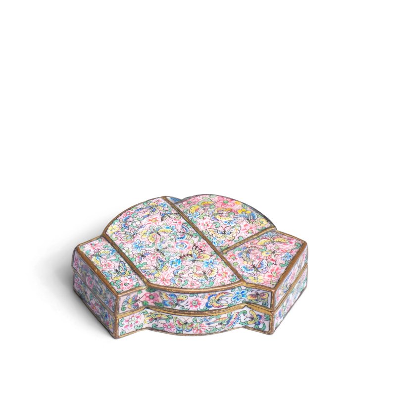 清雍正 北京銅胎畫琺琅花蝶紋結形蓋盒 | A VERY RARE BEIJING ENAMEL 'RIBBON KNOT' BOX AND COVER - 图6