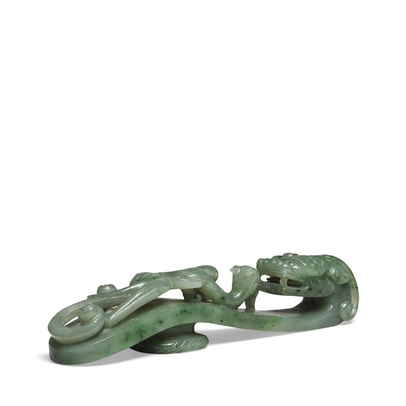 十九世紀 碧玉雕帶鉤 | A LARGE SPINACH JADE BELT HOOK - 图2