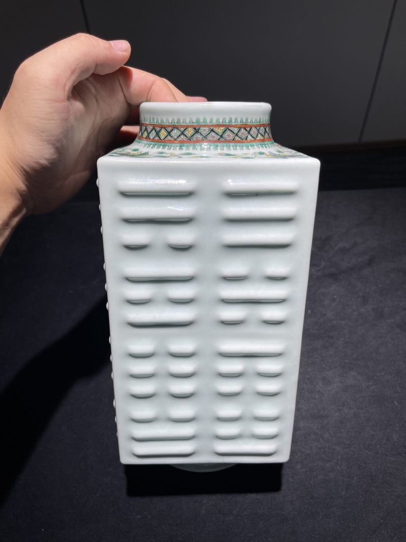 清光绪 粉青釉加彩八卦琮式瓶 - 图3