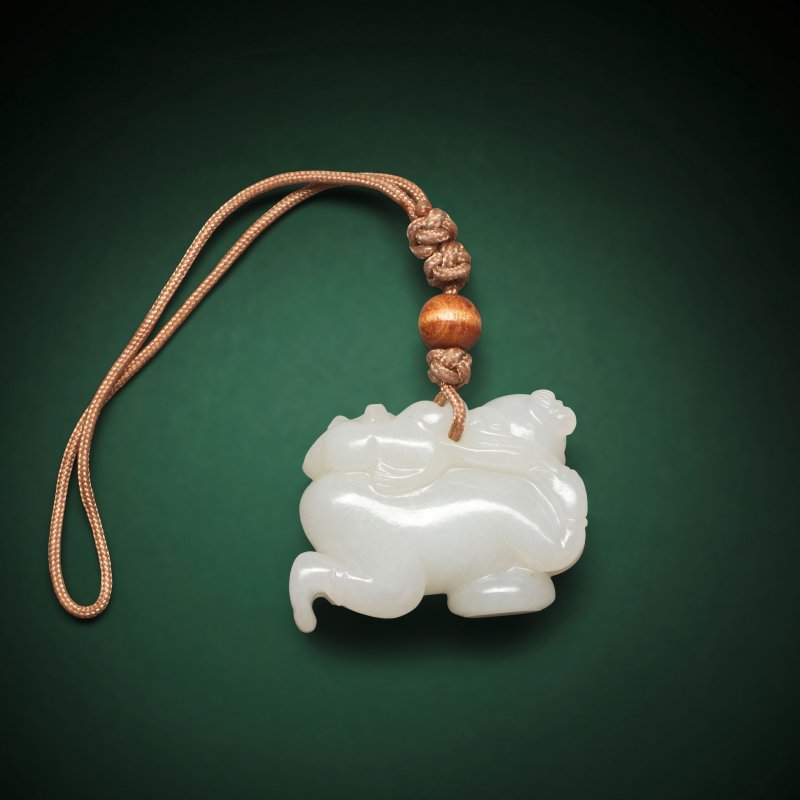 十八/十九世紀 白玉戲貓童子佩 | A WHITE JADE 'BOY AND CAT' PENDANT - 图2